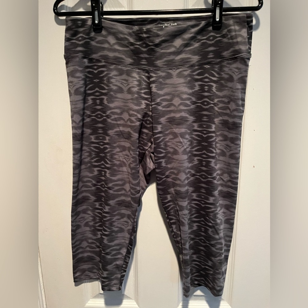Marika tek athletic capri pants size large